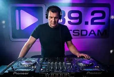Manuel Prothmann am DJ-Pult